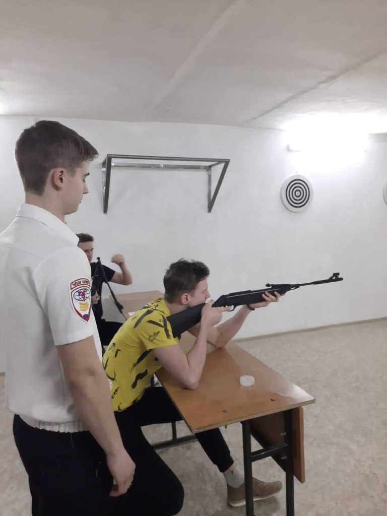 Подробнее о статье На базе Сальского института ИУБиП прошли   соревнования по стрельбе  из пневматической винтовки среди школ