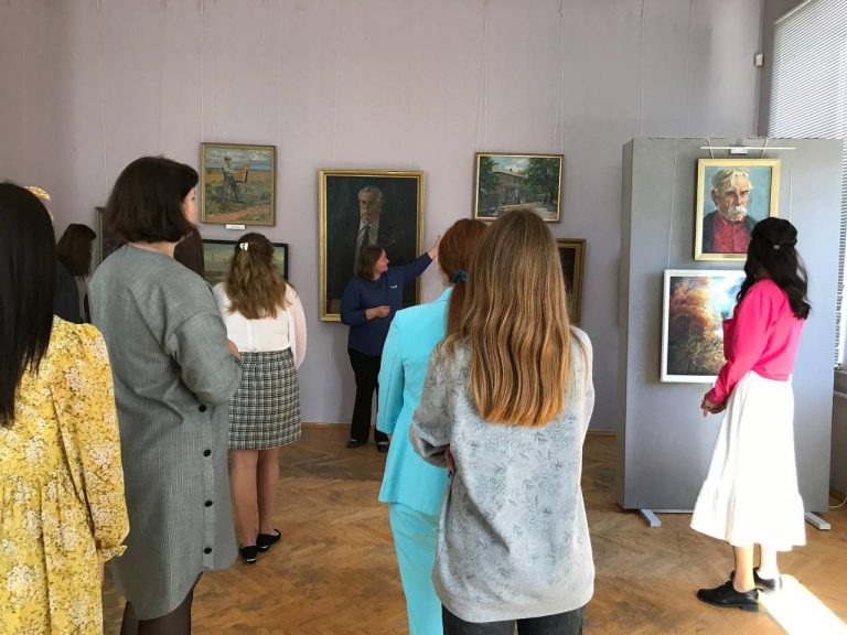 Read more about the article Студенты посетили Салькую картинную галерею им. народного художника В. К. Нечитайло
