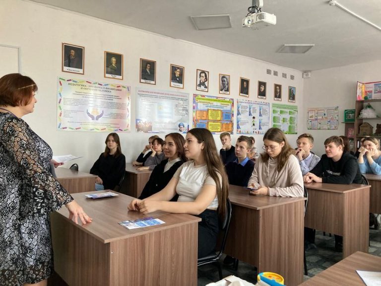 Read more about the article В Сальском ИУБиП прошёл Урок занятости для 9 классов СОШ г. Сальска и района.