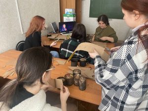Читать далее о этой статье Коллектив и студенты Сальского ИУБиП изготовили полузаготовки блиндажных свечей
