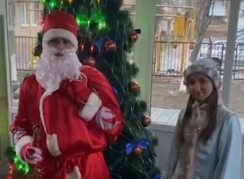Подробнее о статье В гости к студентам и сотрудникам приходил Дедушка Мороз со своей внучкой Снегурочкой!