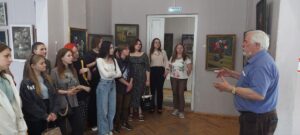 Студенты специальности “Дизайн (по отраслям)” посетили персональную выставку художника и директора Сальского музея