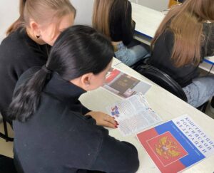 Читать далее о этой статье Кураторский час «По страницам Конституции»