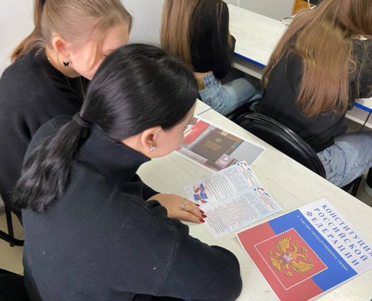 Читать далее о этой статье Кураторский час «По страницам Конституции»