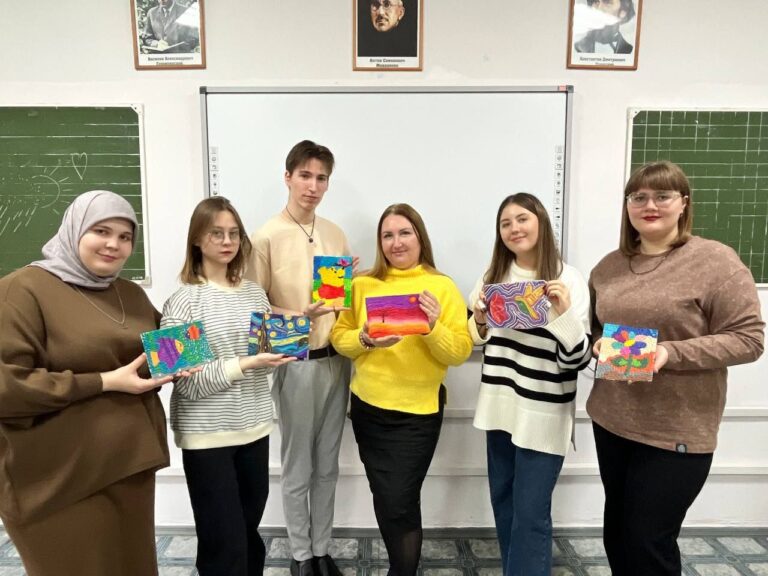 Читать далее о этой статье Студенты специальности «Преподавание в начальных классах» изготовили поделки в рамках раздела «Мозаичная пластилинография»