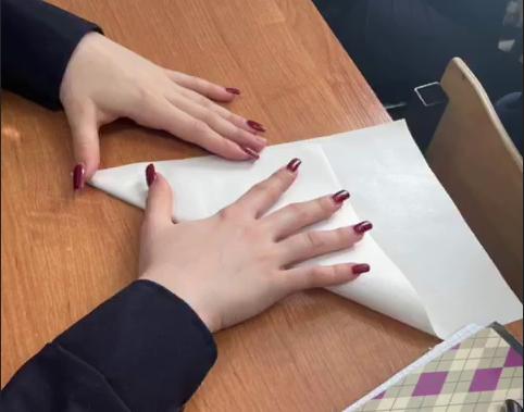 Читать далее о этой статье Cтуденты отделения «Преподавание в начальных классах » группа К2П в рамках патриотического марафона, провели мастер-класс, используя различные материалы,«Страницы памяти»