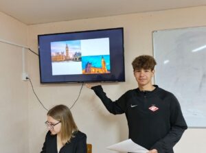 Читать далее о этой статье На занятии по дисциплине «Английский язык» Кузнецов Родион провёл увлекательную виртуальную экскурсию по достопримечательностям Англии