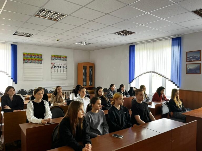 Читать далее о этой статье В группе К1Ю1 прошел кураторский час, посвященный 130- летию Сергея Есенина