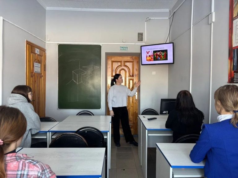 Читать далее о этой статье Кураторский час на тему «Традиции и обычаи народов России»