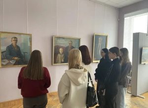 Читать далее о этой статье Студенты 1 курса отделения «Дизайн»побывали в музее имени В. К. Нечитайло в рамках проекта «Золотые звёзды земляков»
