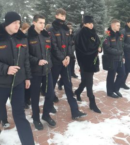 Читать далее о этой статье Студенты 1 курса отделения специальности «Правоохранительная деятельность» возложили цветы к мемориальному ансамблю «ПОКЛОН»
