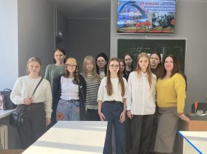 Читать далее о этой статье Студенты первого курса отделения «Дизайн» провели кураторский час на тему «День снятия блокады Ленинграда»