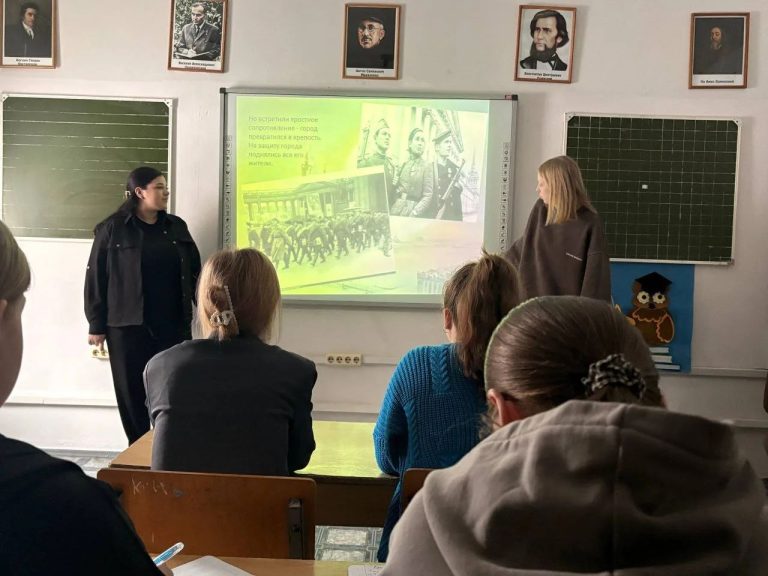 Читать далее о этой статье Студенты 3 курса отделения «Преподавание в начальных классах» провели кураторский час, посвящённый Дню полного освобождения Ленинграда