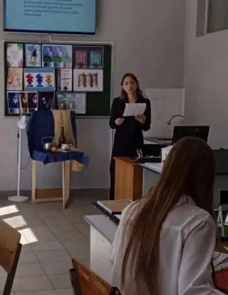 Читать далее о этой статье Студенты 3 курса отделения «Дизайн по отраслям» успешно завершили и защитили педагогическую практику!
