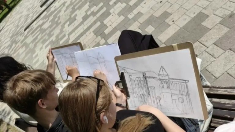 Читать далее о этой статье Творчество на улицах города: пленэр в самом разгаре!