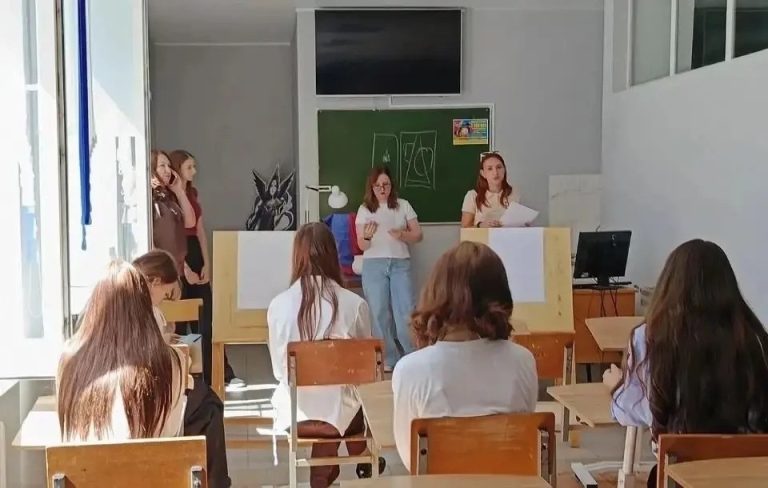 Наши первокурсники отделения «Дизайн (по отраслям)» официально сменили статус абитуриентов на гордое звание студентов!