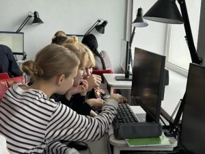 Читать далее о этой статье На уроках информатики студенты 1 курса Песчанокопского филиала ИУБиП осваивают базовые принципы работы с информацией и современными технологиями