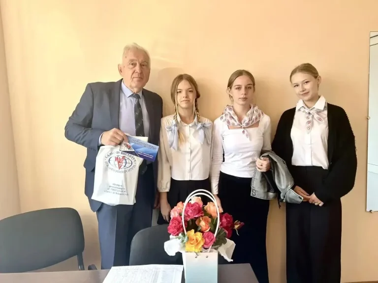 Читать далее о этой статье Студенты Песчанокопского филиала ИУБиП от всей души поздравили педагогов и директоров МБОУ ПСОШ №1 им. Г. В. Алисова и МБОУ ПСОШ №2